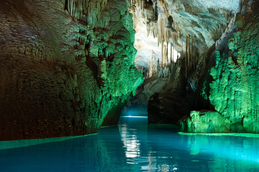 http://www.bestoftop.yolasite.com/resources/Jeita_Grotto_beautiful_cave.jpg
